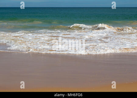 Schöne Sicht auf die weichen, weißen Sandstrand und schaumige Indischer Ozean Wellen am Strand Hutt in der Nähe von Bunbury Western Australien auf einem frühen Sommer Tag. Stockfoto