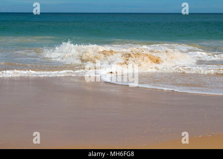Schöne Sicht auf die weichen, weißen Sandstrand und schaumige Indischer Ozean Wellen am Strand Hutt in der Nähe von Bunbury Western Australien auf einem frühen Sommer Tag. Stockfoto