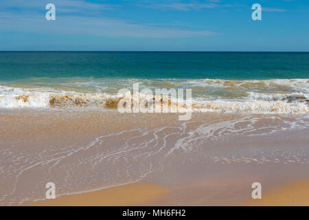 Schöne Sicht auf die weichen, weißen Sandstrand und schaumige Indischer Ozean Wellen am Strand Hutt in der Nähe von Bunbury Western Australien auf einem frühen Sommer Tag. Stockfoto
