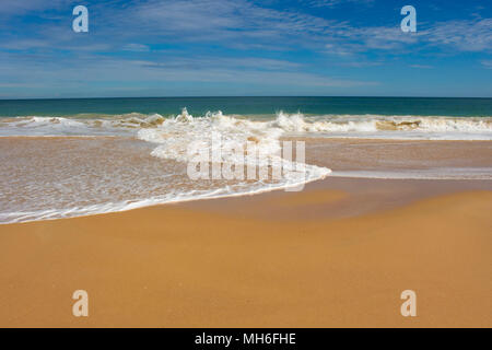 Schöne Sicht auf die weichen, weißen Sandstrand und schaumige Indischer Ozean Wellen am Strand Hutt in der Nähe von Bunbury Western Australien auf einem frühen Sommer Tag. Stockfoto