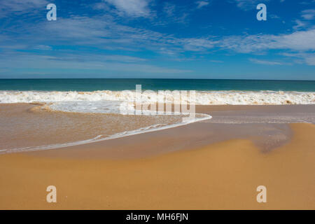 Schöne Sicht auf die weichen, weißen Sandstrand und schaumige Indischer Ozean Wellen am Strand Hutt in der Nähe von Bunbury Western Australien auf einem frühen Sommer Tag. Stockfoto