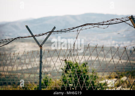 Stacheldraht zaun im Tageslicht sehen. Internationale Grenze zwischen zwei Ländern. Stockfoto