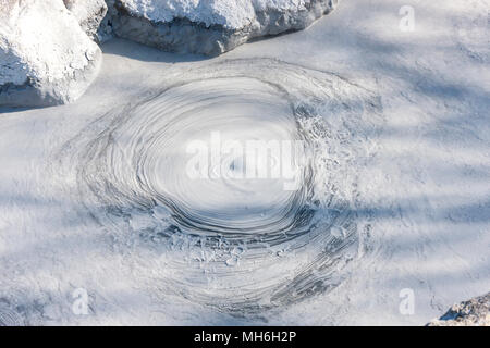 Hot Spring (jigoku) mit kochendem Schlamm in vulkanischen Pool in Beppu, Japan Stockfoto