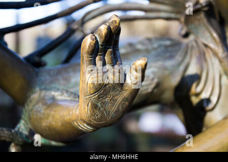 Hand aus Metall Statue von Buddha in Prag, Tschechische Republik, Europa. Stockfoto