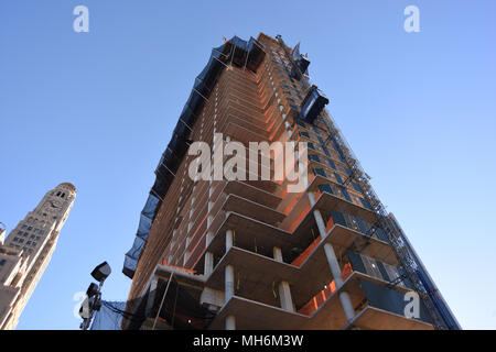 Bau von 300 Ashland, Brooklyn, NY, 20. November 2015, mit Williamsburgh Savings Bank Tower links unten. Stockfoto