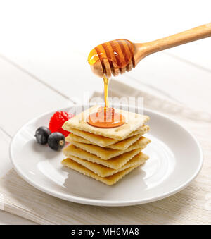 Cracker mit Honig und Obst, Frühstück Stockfoto
