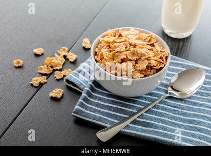 Gesunde Cornflakes mit Milch zum Frühstück am Tisch, essen und trinken Stockfoto