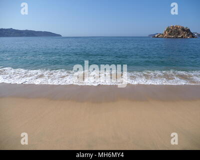 Panoramablick auf die malerischen Felsen an der Bucht von Acapulco Stadt in Mexiko Pazifischer Ozean Wellen am Strand Landschaft Stockfoto