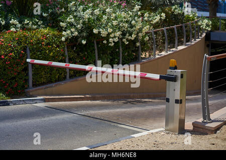 Schranke an der Einfahrt zum Parkplatz Stockfoto