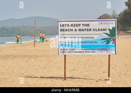 Ein Zeichen erinnern Müll am Strand in Agonda, Goa verlassen. Stockfoto