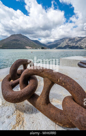 Große rostige Kette Link schließen bis auf eine Marina Landung in Perast Stadt, Montenegro Stockfoto