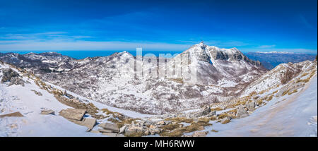 Herrlichem Bergblick Winterlandschaft Panorama wie aus dem Berg Lovcen in Nationalpark Lovcen, Montenegro gesehen Stockfoto