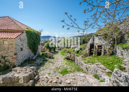 Die Ruinen der alten Zitadelle und Stadtmauern in Stari Bar der Stadt in der Nähe von Bar, Montenegro Stockfoto