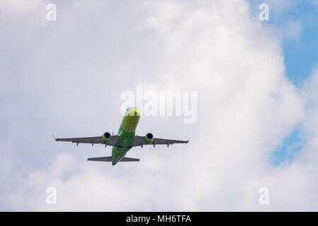 Nowosibirsk, Russland - 27. April 2018: Embraer 170-100 SU VQ-BYA S7 Airlines nach dem Start in Tolmachevo International Airport. Stockfoto