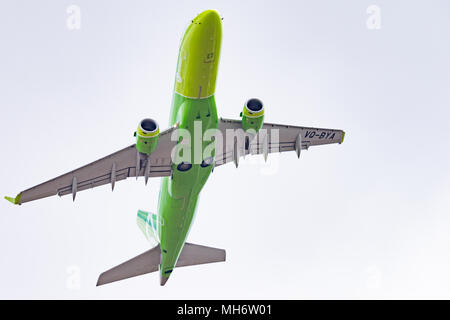 Nowosibirsk, Russland - 27. April 2018: Embraer 170-100 SU VQ-BYA S7 Airlines nach dem Start in Tolmachevo International Airport. Stockfoto