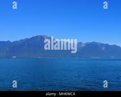 Panorama der wunderschönen alpinen Landschaft vom Genfer See Promenade in europäischen Stadt Montreux in der Schweiz Stockfoto