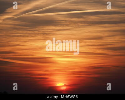 Spektakuläre bunten Himmel in der Sonne mit Wolken Formation im Frühjahr abends von europäischen Stadt in Polen gesehen einstellen Stockfoto
