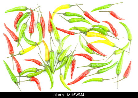Frischen bunten Thai chili peppers auf einem weißen Hintergrund als essen Hintergrund Textur isoliert Stockfoto