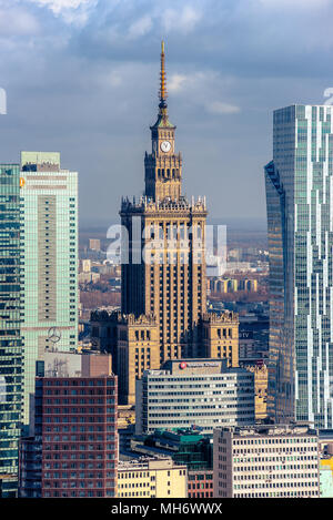 Warschau/Polen - 16.03.2017: Blick auf die alte Architektur Gebäude (Palast der Kultur und Wissenschaft) und modernen Wolkenkratzern direkt daneben. Stockfoto