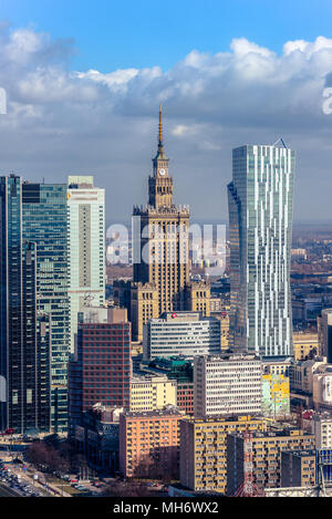 Warschau/Polen - 16.03.2017: Blick auf die alte Architektur Gebäude (Palast der Kultur und Wissenschaft) und modernen Wolkenkratzern direkt daneben. Stockfoto