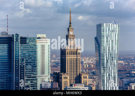 Warschau/Polen - 16.03.2017: Blick auf die alte Architektur Gebäude (Palast der Kultur und Wissenschaft) und modernen Wolkenkratzern direkt daneben. Stockfoto