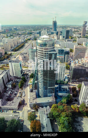 Warschau/Polen - 09.15.2015: Vertikaler Blick auf die moderne gläserne Wolkenkratzer mit das Restaurant oben auf einem sonnigen Tag. Stockfoto