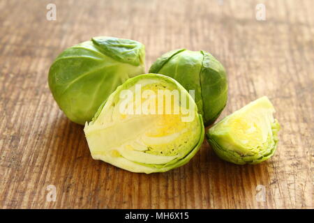 Zusammensetzung von frischem Rosenkohl auf einem Holzbrett Stockfoto