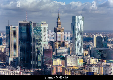 Warschau/Polen - 16.03.2017: Blick auf die alte Architektur Gebäude (Palast der Kultur und Wissenschaft) und modernen Wolkenkratzern direkt daneben. Stockfoto