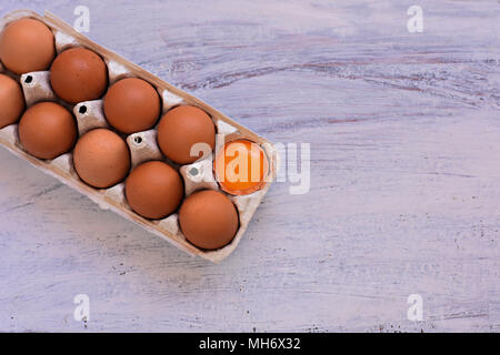 Ansicht von oben von Hühnereiern in einem offenen ei Karton isoliert auf Weiss. Frische Hühnereier Hintergrund. Ansicht von oben mit der Kopie. Natürliches gesundes Essen ein Stockfoto