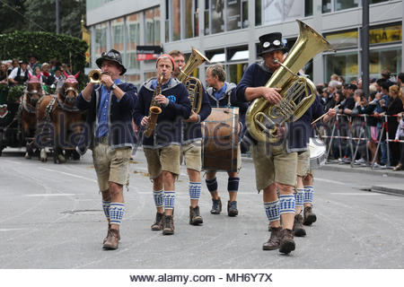 Musiker spielen traditionelle bayerische Musik während des Oktoberfestes Parade in München Stockfoto