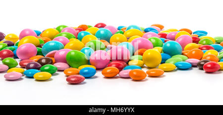 Bunte Pralinenherstellung Pillen auf weißem Hintergrund. Stockfoto