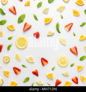 Flach der chaotischen nahtlose Hintergrund mit Schichten von frischen Zitrusfrüchten und Erdbeere in Zusammensetzung mit Banane und Minze. Stockfoto