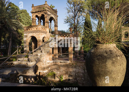 Der Bienenstock Gebäude im City Park (Villa Comunale) von Taormina, Sizilien. Stockfoto