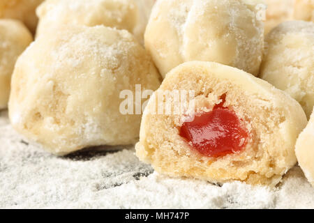 Extreme Nahaufnahme der hausgemachten, köstlichen traditionellen bulgarischen Shortbread Cookies mit Turkish Delight 'lokumki' auf einem Schnee wie Pulver su gefüllt Stockfoto