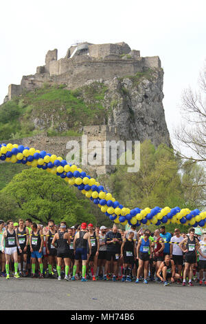 Sportler warten auf den Start eines Marathons Stockfoto