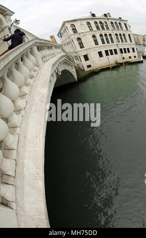 Blick Rialto-brücke mit Fischaugenobjektiv in Venedig Italien im Winter Stockfoto