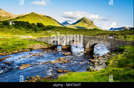 Alte vintage backstein Brücke über Fluss in Sligachan, Isle of Skye, Schottland Stockfoto