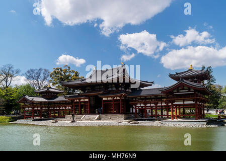 Die schöne Byodo-in Tempel in Uji, Kyoto, Japan, an einem schönen sonnigen Tag mit einigen Wolken Stockfoto