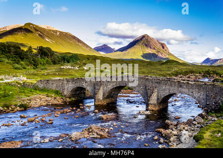 Alte vintage backstein Brücke über Fluss in Sligachan, Isle of Skye, Schottland Stockfoto