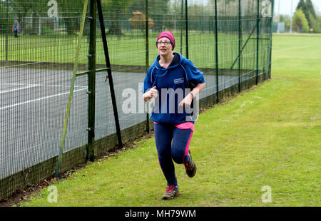 Ein Läufer in Cirencester parkrun, Gloucestershire, VEREINIGTES KÖNIGREICH Stockfoto