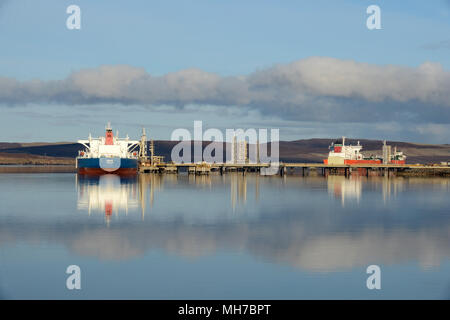 Schiffe an Liegeplätzen in Piers in Sullom Voe Terminal auf einen ruhigen Sommer morgen Stockfoto