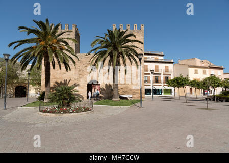 Alcudia, Mallorca, Balearen, Spanien. 2018. Die Porta del Moll oder Porta de Xara, wie es bekannt ist. Ein Tor in der mittelalterlichen Mauer in der Altstadt von Stockfoto