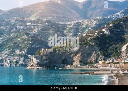 Panoramablick auf das Meer und die Berge in Maiori, Amalfi Küste, Italien, Europa Stockfoto