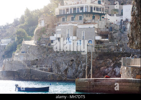 Praiano, Amalfi Coast, Mittelmeer Italien, Europa - Blick auf ein Haus auf dem Felsen, Berge und ein Fischer Boot im Meer Stockfoto