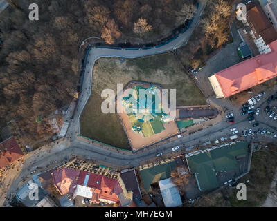 Berühmten Saint Andrew's Church in Kiew Antenne Draufsicht, Ukraine Stockfoto