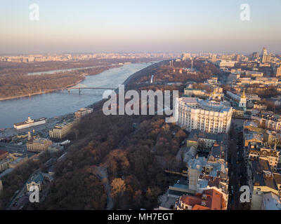 Panoramablick auf Kiew, dem Fluss Dnepr und Podol Bezirk im April. Kiew, Ukraine. Drone Fotografie Stockfoto