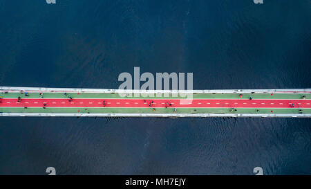 Blick von oben auf die Fußgänger auf die Park Bridge und Dnjepr in der Stadt Kiew, Ukraine Stockfoto
