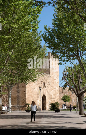 Alcudia, Mallorca, Balearen, Spanien. 2018. Die Porta del Moll oder Porta de Xara, wie es bekannt ist. Ein Tor in der mittelalterlichen Mauer in der Altstadt von Stockfoto