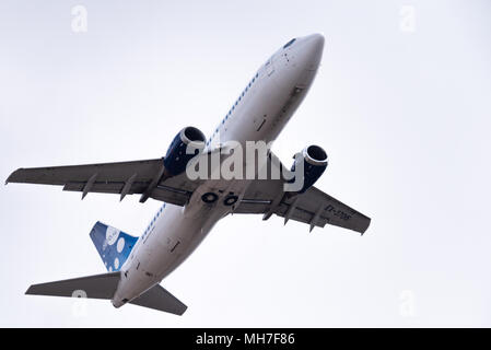 Nowosibirsk, Russland - 27. April 2018: Boeing 737-3 K2 EX--37015 Avia Verkehr Firma nach dem Start in Tolmachevo International Airport. Stockfoto