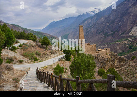 Alte Qiang Stein Wachturm in der Tibetischen Dorf Jiaju, Sichuan, China Stockfoto